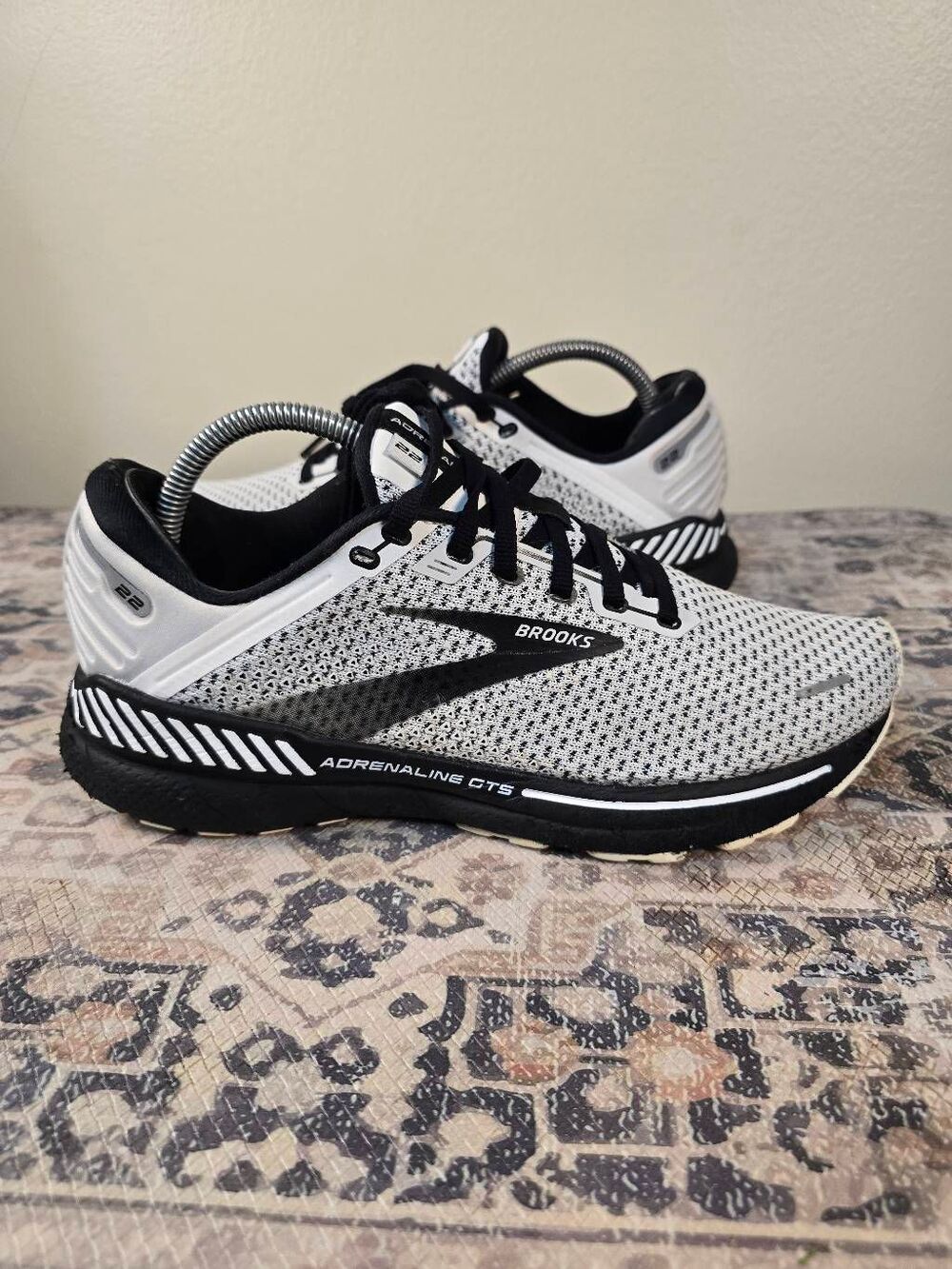 Brooks Adrenaline GTS 22 White Oreo Women’s Running Shoes Size 10
